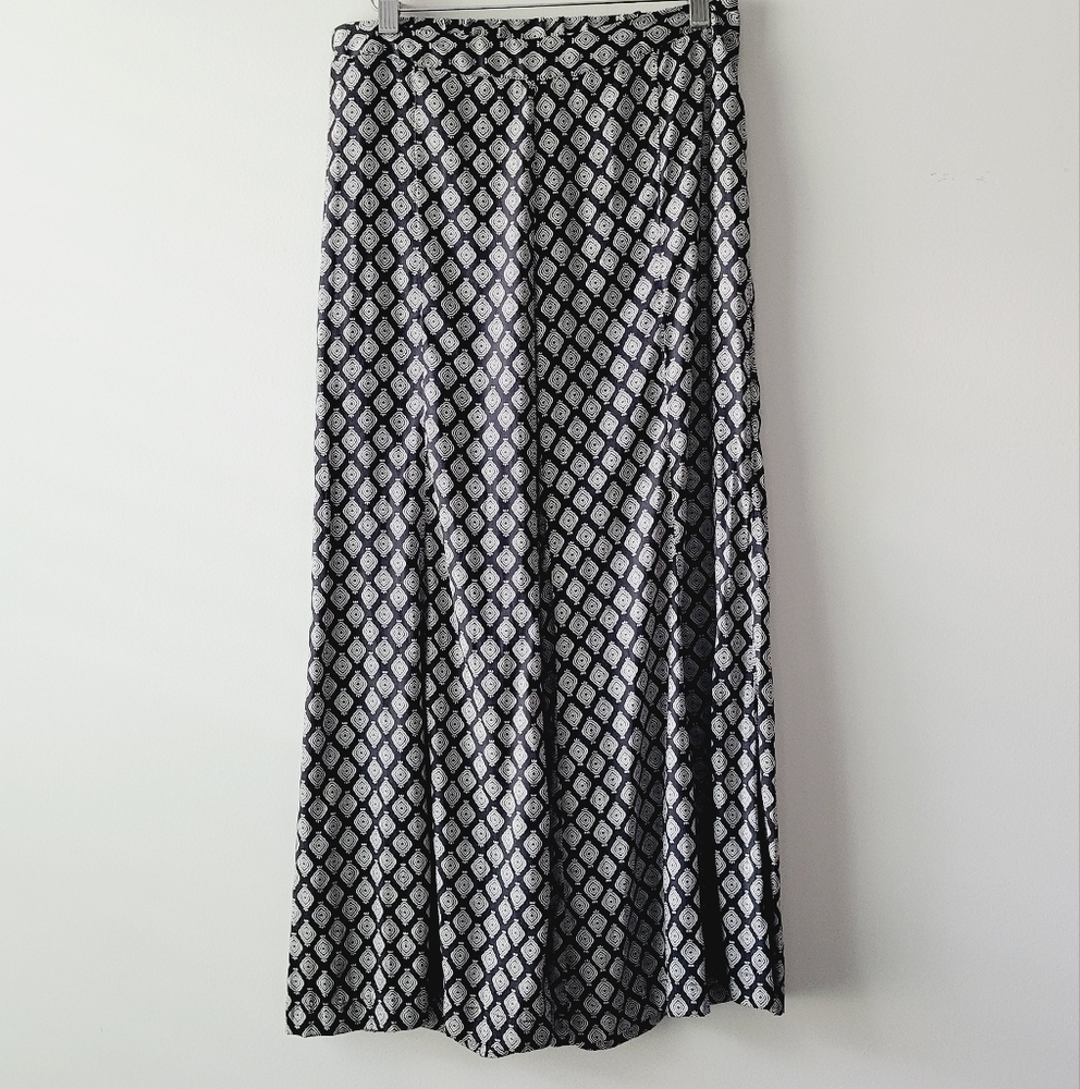 Anthropologie black and white capri with asymmetrical pattern‎